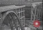 Standbild Fahrbahn Viadukt hoch über dem Tal Italien, 1945, aus Sekunde 54 historischem Filmmaterial Videoclip 65675059052