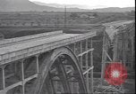 Standbild Fahrbahn Viadukt hoch über dem Tal Italien, 1945, aus Sekunde 55 historischem Filmmaterial Videoclip 65675059052