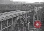Standbild Fahrbahn Viadukt hoch über dem Tal Italien, 1945, aus Sekunde 56 historischem Filmmaterial Videoclip 65675059052