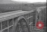 Standbild Fahrbahn Viadukt hoch über dem Tal Italien, 1945, aus Sekunde 57 historischem Filmmaterial Videoclip 65675059052