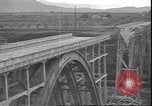 Standbild Fahrbahn Viadukt hoch über dem Tal Italien, 1945, aus Sekunde 58 historischem Filmmaterial Videoclip 65675059052