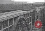 Standbild Fahrbahn Viadukt hoch über dem Tal Italien, 1945, aus Sekunde 59 historischem Filmmaterial Videoclip 65675059052