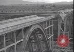 Standbild Fahrbahn Viadukt hoch über dem Tal Italien, 1945, aus Sekunde 60 historischem Filmmaterial Videoclip 65675059052