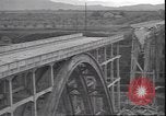 Standbild Fahrbahn Viadukt hoch über dem Tal Italien, 1945, aus Sekunde 61 historischem Filmmaterial Videoclip 65675059052
