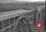 Standbild Fahrbahn Viadukt hoch über dem Tal Italien, 1945, aus Sekunde 62 historischem Filmmaterial Videoclip 65675059052