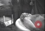 Standbild Leiche von Mussolini Mailand Italien, 1945, aus Sekunde 1 historischem Filmmaterial Videoclip 65675059053