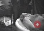 Standbild Leiche von Mussolini Mailand Italien, 1945, aus Sekunde 5 historischem Filmmaterial Videoclip 65675059053