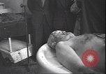 Standbild Leiche von Mussolini Mailand Italien, 1945, aus Sekunde 7 historischem Filmmaterial Videoclip 65675059053