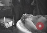 Standbild Leiche von Mussolini Mailand Italien, 1945, aus Sekunde 8 historischem Filmmaterial Videoclip 65675059053