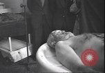 Standbild Leiche von Mussolini Mailand Italien, 1945, aus Sekunde 9 historischem Filmmaterial Videoclip 65675059053
