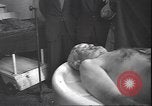 Standbild Leiche von Mussolini Mailand Italien, 1945, aus Sekunde 11 historischem Filmmaterial Videoclip 65675059053