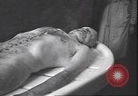 Standbild Leiche von Mussolini Mailand Italien, 1945, aus Sekunde 15 historischem Filmmaterial Videoclip 65675059053