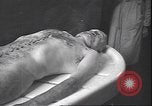 Standbild Leiche von Mussolini Mailand Italien, 1945, aus Sekunde 16 historischem Filmmaterial Videoclip 65675059053