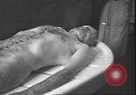 Standbild Leiche von Mussolini Mailand Italien, 1945, aus Sekunde 18 historischem Filmmaterial Videoclip 65675059053