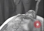 Standbild Leiche von Mussolini Mailand Italien, 1945, aus Sekunde 19 historischem Filmmaterial Videoclip 65675059053