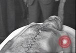 Standbild Leiche von Mussolini Mailand Italien, 1945, aus Sekunde 20 historischem Filmmaterial Videoclip 65675059053
