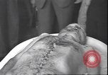 Standbild Leiche von Mussolini Mailand Italien, 1945, aus Sekunde 21 historischem Filmmaterial Videoclip 65675059053
