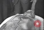 Standbild Leiche von Mussolini Mailand Italien, 1945, aus Sekunde 22 historischem Filmmaterial Videoclip 65675059053