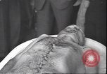 Standbild Leiche von Mussolini Mailand Italien, 1945, aus Sekunde 23 historischem Filmmaterial Videoclip 65675059053