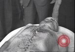 Standbild Leiche von Mussolini Mailand Italien, 1945, aus Sekunde 25 historischem Filmmaterial Videoclip 65675059053