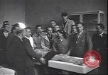 Standbild Leiche von Mussolini Mailand Italien, 1945, aus Sekunde 32 historischem Filmmaterial Videoclip 65675059053