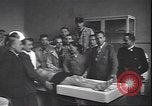 Standbild Leiche von Mussolini Mailand Italien, 1945, aus Sekunde 33 historischem Filmmaterial Videoclip 65675059053