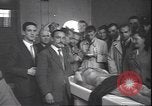 Standbild Leiche von Mussolini Mailand Italien, 1945, aus Sekunde 43 historischem Filmmaterial Videoclip 65675059053