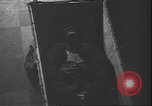 Standbild Leiche von Mussolini Mailand Italien, 1945, aus Sekunde 45 historischem Filmmaterial Videoclip 65675059053