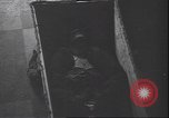 Standbild Leiche von Mussolini Mailand Italien, 1945, aus Sekunde 46 historischem Filmmaterial Videoclip 65675059053