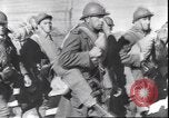 Image troupes françaises affichage wrecked matériel allemand France, 1940, de la seconde 14 séquences d'archives historiques vidéo 65675059057