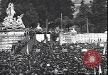 Standbild Mai Tag feiern Rom Italien, 1945, aus Sekunde 20 historischem Filmmaterial Videoclip 65675059069