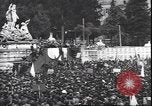 Standbild Mai Tag feiern Rom Italien, 1945, aus Sekunde 24 historischem Filmmaterial Videoclip 65675059069
