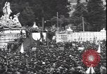 Standbild Mai Tag feiern Rom Italien, 1945, aus Sekunde 26 historischem Filmmaterial Videoclip 65675059069