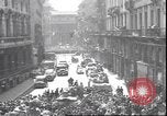 Standbild USA Soldaten Mailand Italien, 1945, aus Sekunde 45 historischem Filmmaterial Videoclip 65675059072