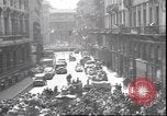 Standbild USA Soldaten Mailand Italien, 1945, aus Sekunde 46 historischem Filmmaterial Videoclip 65675059072