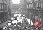 Standbild USA Soldaten Mailand Italien, 1945, aus Sekunde 50 historischem Filmmaterial Videoclip 65675059072