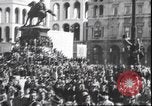Standbild Übergabe Feier am Duomo di Milano Milano Italien, 1945, aus Sekunde 4 historischem Filmmaterial Videoclip 65675059076