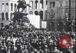 Standbild Übergabe Feier am Duomo di Milano Milano Italien, 1945, aus Sekunde 5 historischem Filmmaterial Videoclip 65675059076