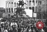 Standbild Übergabe Feier am Duomo di Milano Milano Italien, 1945, aus Sekunde 6 historischem Filmmaterial Videoclip 65675059076