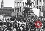 Standbild Übergabe Feier am Duomo di Milano Milano Italien, 1945, aus Sekunde 7 historischem Filmmaterial Videoclip 65675059076