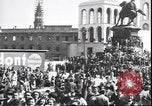 Standbild Übergabe Feier am Duomo di Milano Milano Italien, 1945, aus Sekunde 8 historischem Filmmaterial Videoclip 65675059076