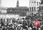 Standbild Übergabe Feier am Duomo di Milano Milano Italien, 1945, aus Sekunde 9 historischem Filmmaterial Videoclip 65675059076