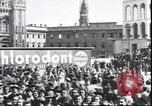 Standbild Übergabe Feier am Duomo di Milano Milano Italien, 1945, aus Sekunde 10 historischem Filmmaterial Videoclip 65675059076