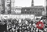 Standbild Übergabe Feier am Duomo di Milano Milano Italien, 1945, aus Sekunde 11 historischem Filmmaterial Videoclip 65675059076
