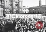 Standbild Übergabe Feier am Duomo di Milano Milano Italien, 1945, aus Sekunde 12 historischem Filmmaterial Videoclip 65675059076
