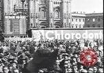 Standbild Übergabe Feier am Duomo di Milano Milano Italien, 1945, aus Sekunde 13 historischem Filmmaterial Videoclip 65675059076