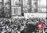 Standbild Übergabe Feier am Duomo di Milano Milano Italien, 1945, aus Sekunde 14 historischem Filmmaterial Videoclip 65675059076