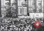 Standbild Übergabe Feier am Duomo di Milano Milano Italien, 1945, aus Sekunde 15 historischem Filmmaterial Videoclip 65675059076