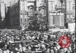 Standbild Übergabe Feier am Duomo di Milano Milano Italien, 1945, aus Sekunde 16 historischem Filmmaterial Videoclip 65675059076