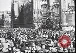 Standbild Übergabe Feier am Duomo di Milano Milano Italien, 1945, aus Sekunde 17 historischem Filmmaterial Videoclip 65675059076